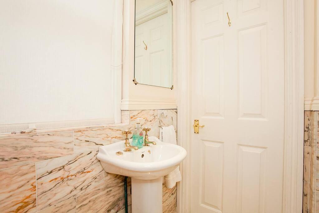 Bright 2 Bedroom Flat In Central Лондон Екстериор снимка